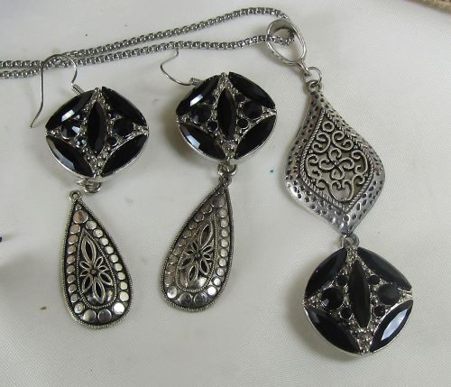 Multi-stone Black Crystal & Rhinestone Pendant Necklace & Earrings