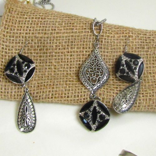 Multi-stone Black Crystal & Rhinestone Pendant Necklace and Earrings -