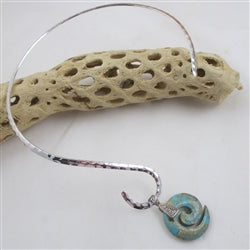 Neck wire with gemstone pendant