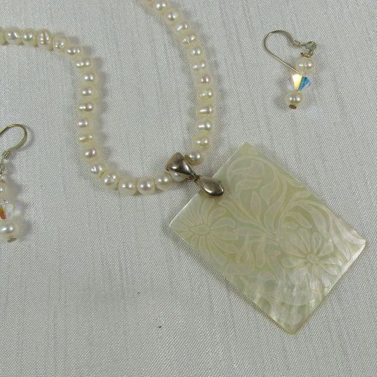 Pearl Jewelry set Pendant Necklace & earring in Mother of Pearl