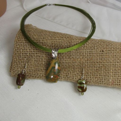 Green multi-strand wire necklace with gemstone pendnat